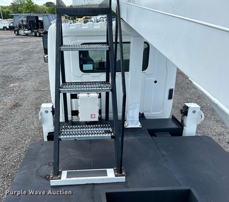 image for item KW9224 2010 Hino 238  bucket truck