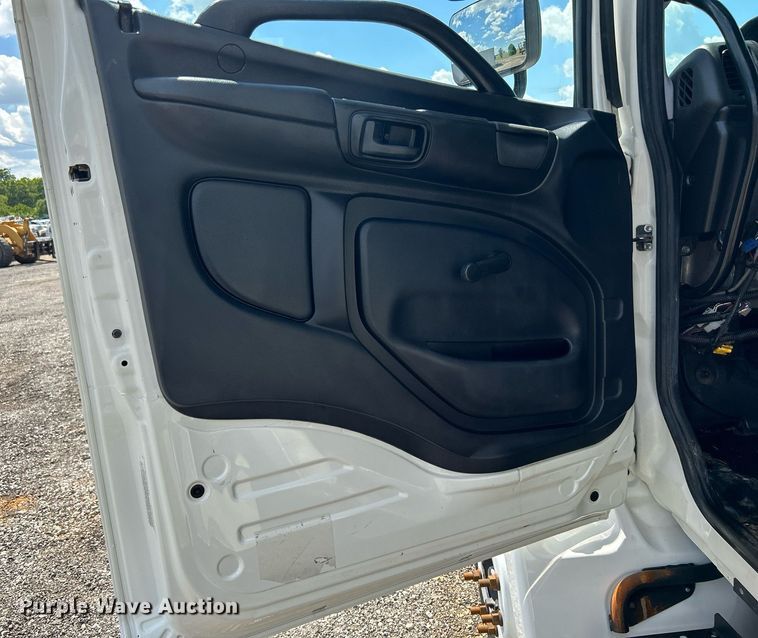 image for item KW9224 2010 Hino 238  bucket truck