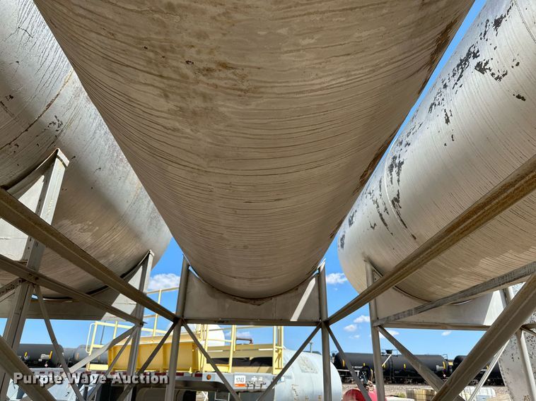 image for item KX9754 (2) fuel tanks