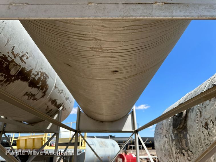 image for item KX9754 (2) fuel tanks