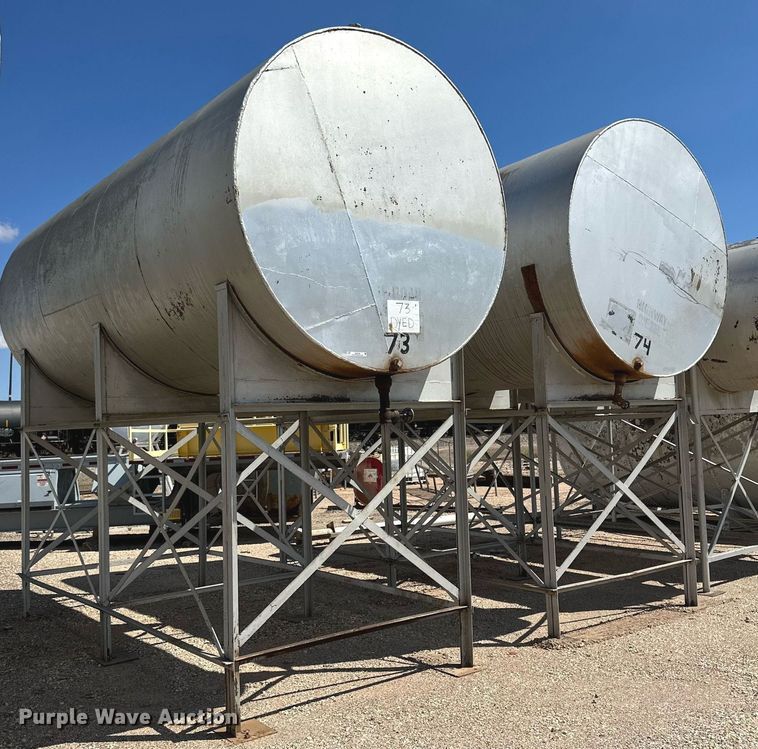 image for item KX9756 (2) fuel tanks