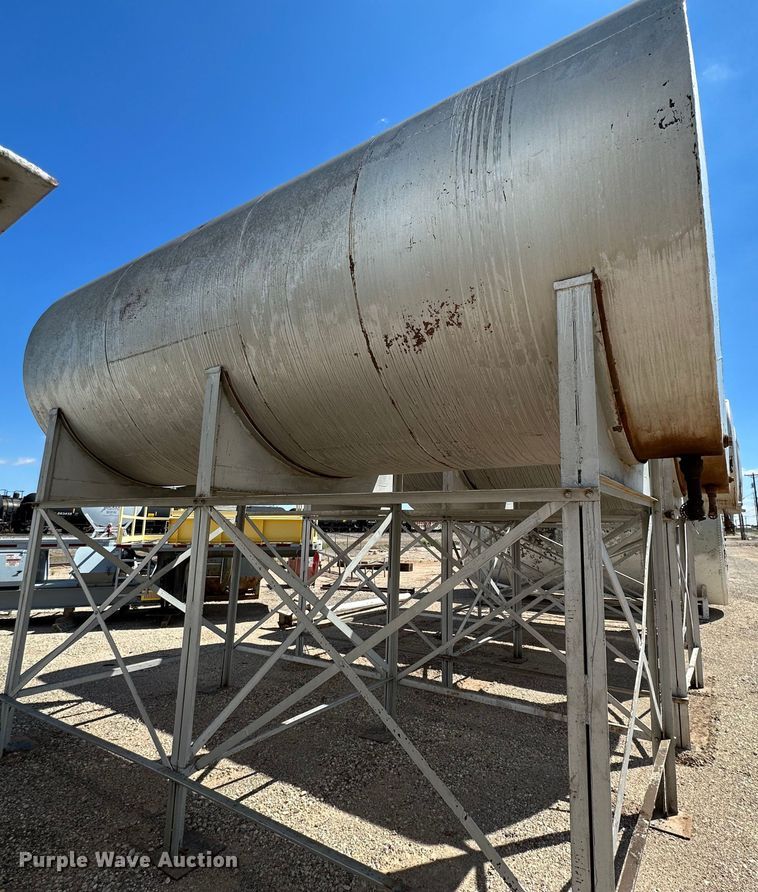 image for item KX9756 (2) fuel tanks