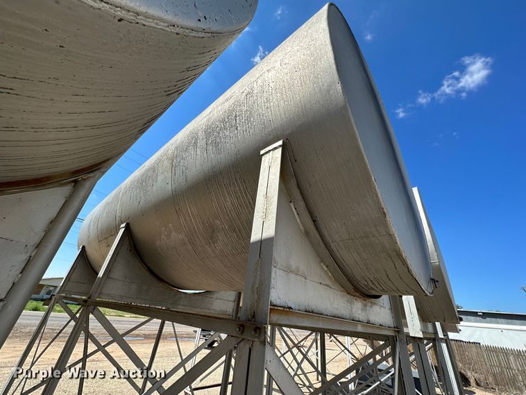 image for item KX9756 (2) fuel tanks