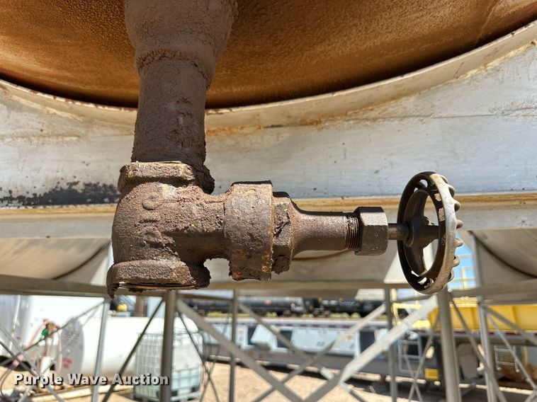 image for item KX9756 (2) fuel tanks