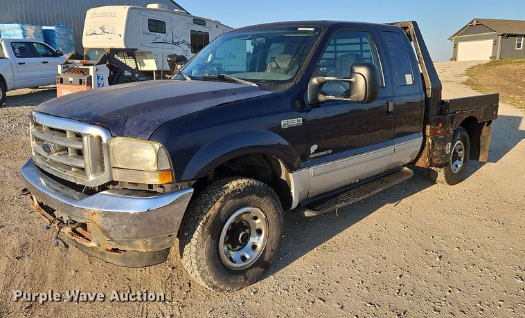 image for item LM9151 2002 Ford F250 Super Duty  SuperCab flatbed pickup truck