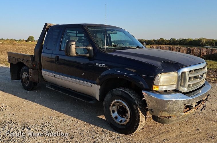 image for item LM9151 2002 Ford F250 Super Duty  SuperCab flatbed pickup truck