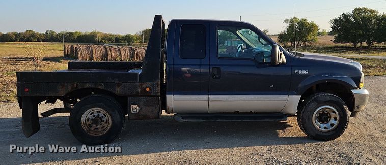 image for item LM9151 2002 Ford F250 Super Duty  SuperCab flatbed pickup truck