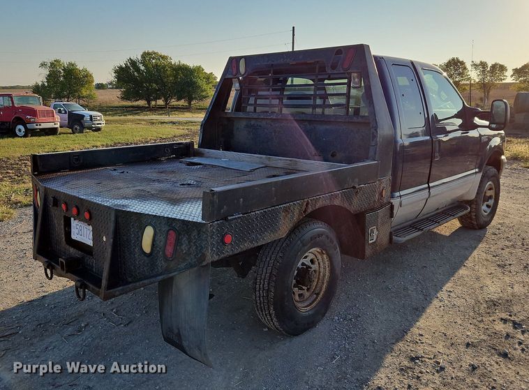 image for item LM9151 2002 Ford F250 Super Duty  SuperCab flatbed pickup truck