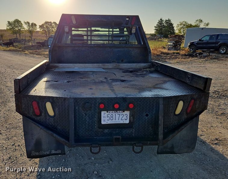 image for item LM9151 2002 Ford F250 Super Duty  SuperCab flatbed pickup truck