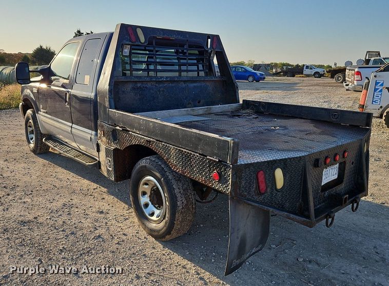 image for item LM9151 2002 Ford F250 Super Duty  SuperCab flatbed pickup truck