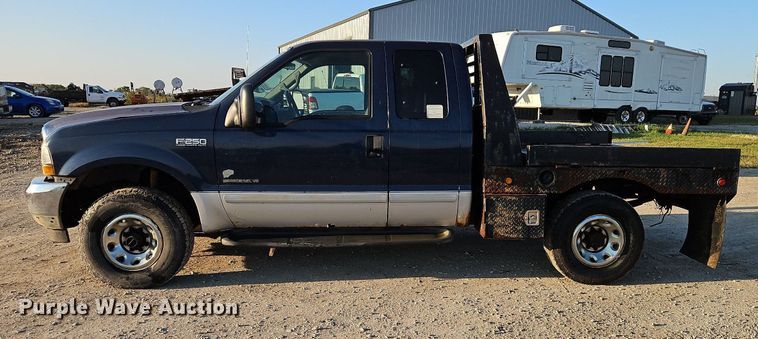 image for item LM9151 2002 Ford F250 Super Duty  SuperCab flatbed pickup truck