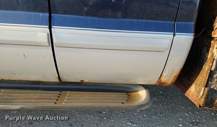 image for item LM9151 2002 Ford F250 Super Duty  SuperCab flatbed pickup truck