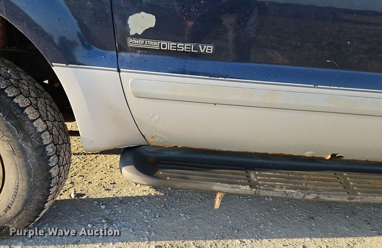 image for item LM9151 2002 Ford F250 Super Duty  SuperCab flatbed pickup truck