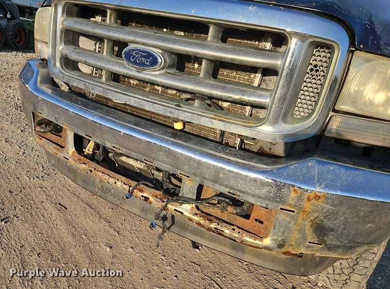 image for item LM9151 2002 Ford F250 Super Duty  SuperCab flatbed pickup truck