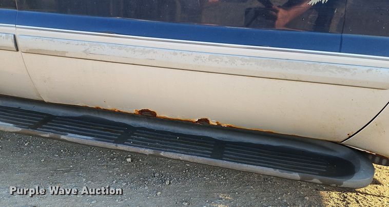 image for item LM9151 2002 Ford F250 Super Duty  SuperCab flatbed pickup truck