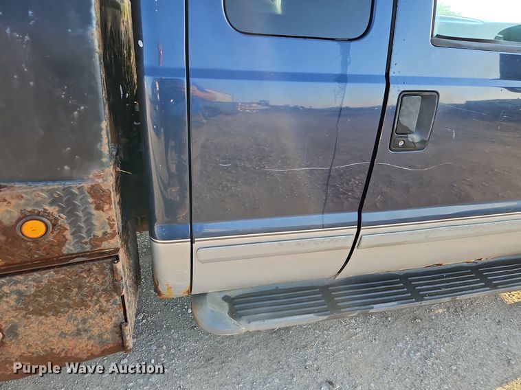 image for item LM9151 2002 Ford F250 Super Duty  SuperCab flatbed pickup truck