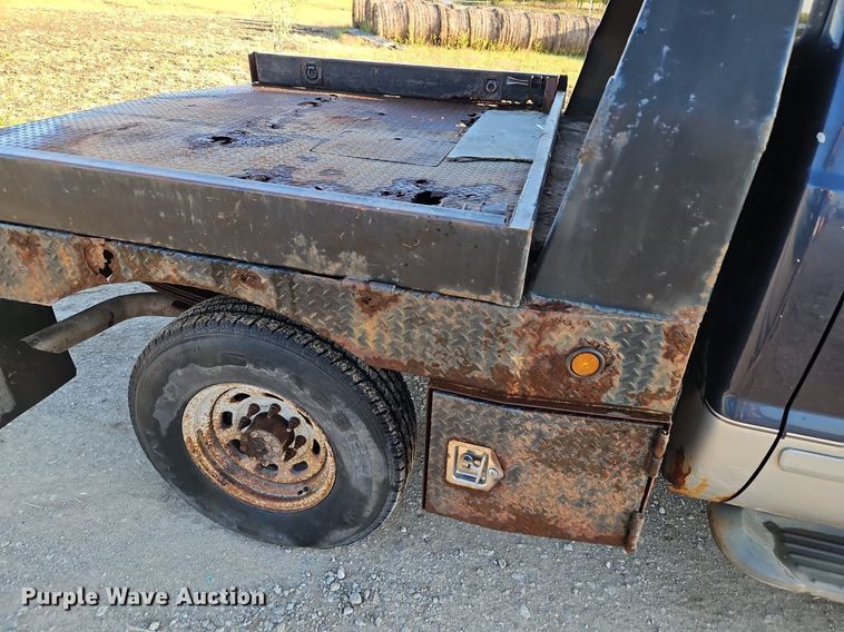 image for item LM9151 2002 Ford F250 Super Duty  SuperCab flatbed pickup truck