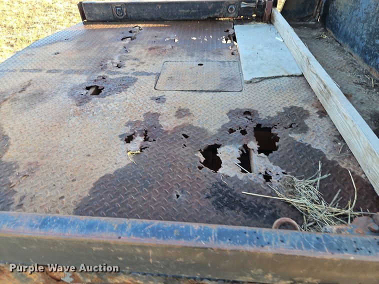 image for item LM9151 2002 Ford F250 Super Duty  SuperCab flatbed pickup truck