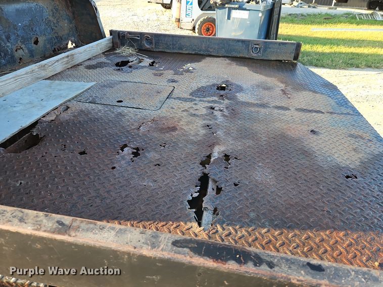 image for item LM9151 2002 Ford F250 Super Duty  SuperCab flatbed pickup truck