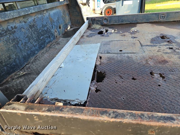 image for item LM9151 2002 Ford F250 Super Duty  SuperCab flatbed pickup truck