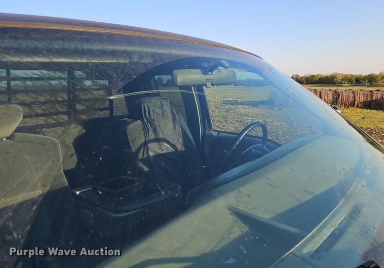 image for item LM9151 2002 Ford F250 Super Duty  SuperCab flatbed pickup truck