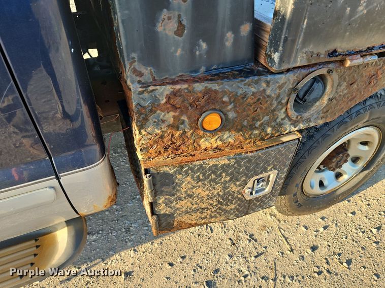 image for item LM9151 2002 Ford F250 Super Duty  SuperCab flatbed pickup truck