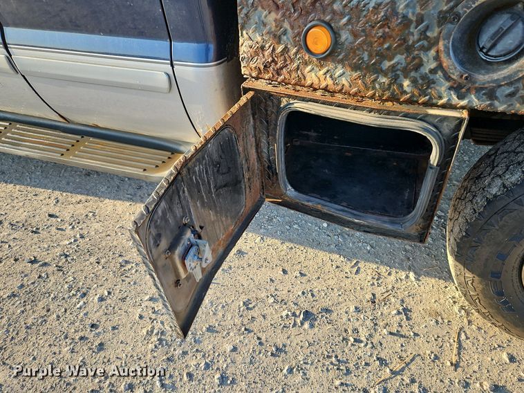 image for item LM9151 2002 Ford F250 Super Duty  SuperCab flatbed pickup truck