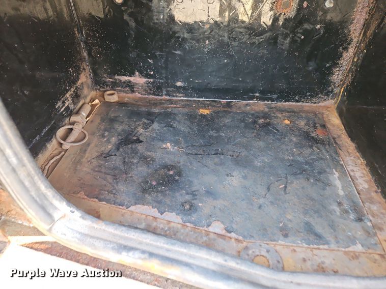 image for item LM9151 2002 Ford F250 Super Duty  SuperCab flatbed pickup truck