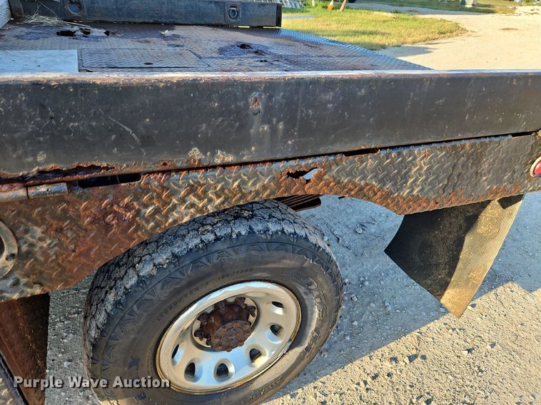 image for item LM9151 2002 Ford F250 Super Duty  SuperCab flatbed pickup truck