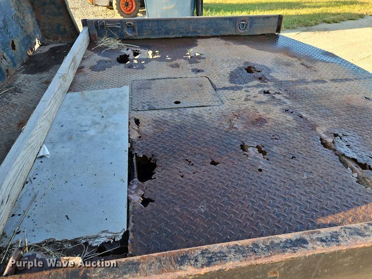 image for item LM9151 2002 Ford F250 Super Duty  SuperCab flatbed pickup truck