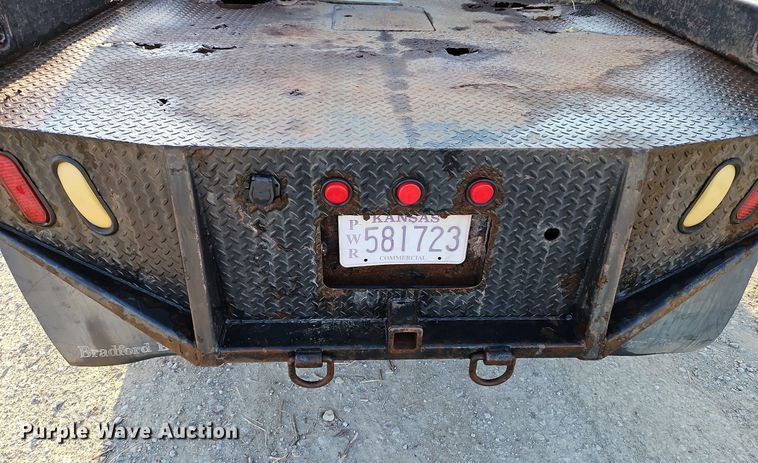 image for item LM9151 2002 Ford F250 Super Duty  SuperCab flatbed pickup truck