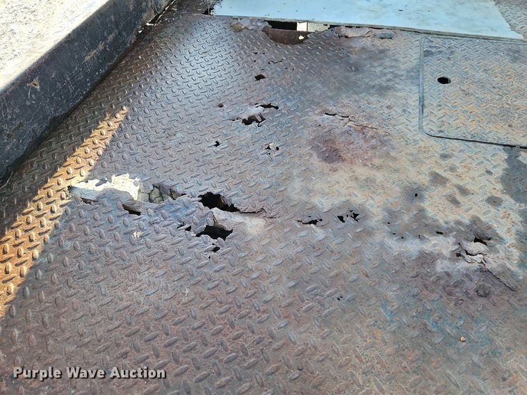 image for item LM9151 2002 Ford F250 Super Duty  SuperCab flatbed pickup truck