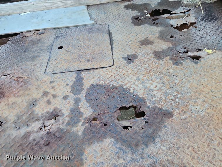 image for item LM9151 2002 Ford F250 Super Duty  SuperCab flatbed pickup truck