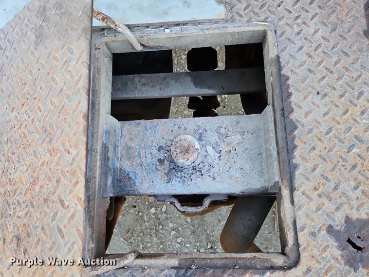 image for item LM9151 2002 Ford F250 Super Duty  SuperCab flatbed pickup truck