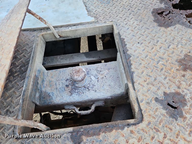 image for item LM9151 2002 Ford F250 Super Duty  SuperCab flatbed pickup truck