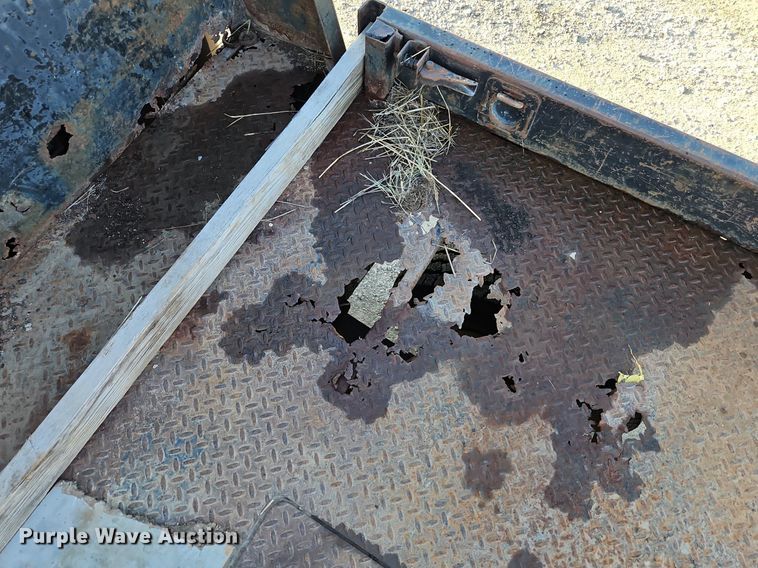 image for item LM9151 2002 Ford F250 Super Duty  SuperCab flatbed pickup truck