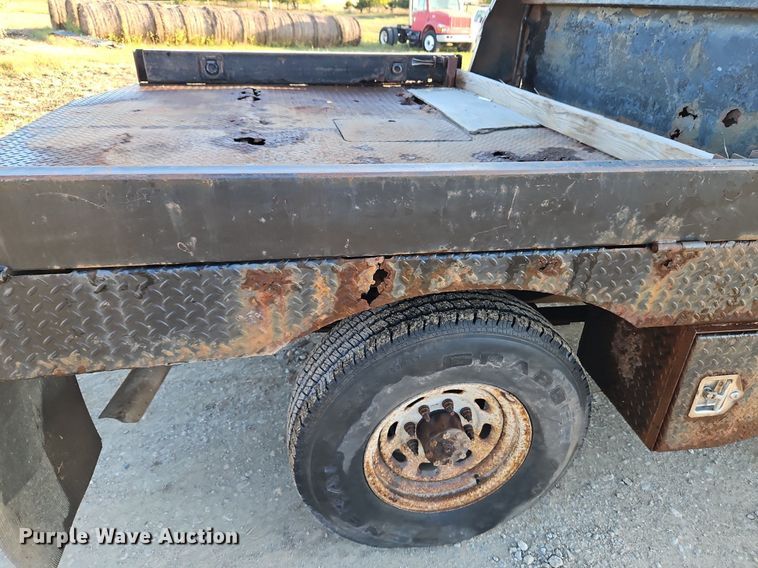 image for item LM9151 2002 Ford F250 Super Duty  SuperCab flatbed pickup truck