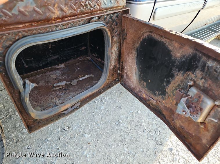 image for item LM9151 2002 Ford F250 Super Duty  SuperCab flatbed pickup truck