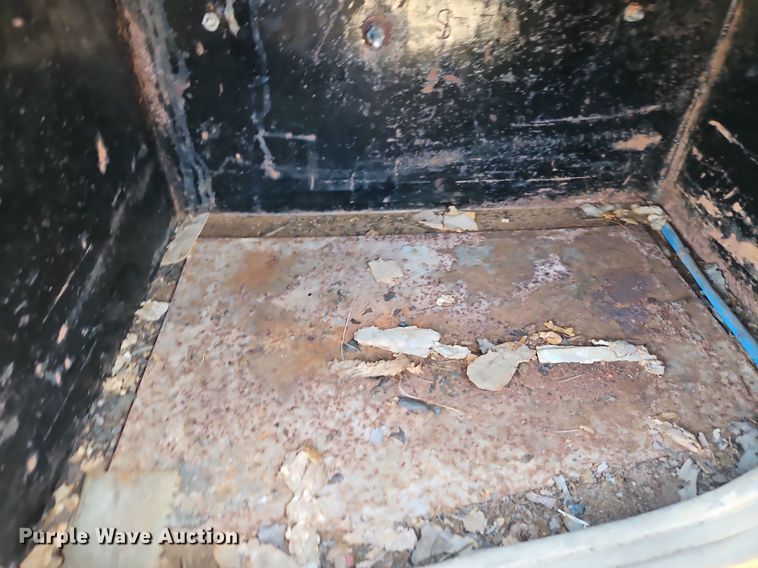 image for item LM9151 2002 Ford F250 Super Duty  SuperCab flatbed pickup truck