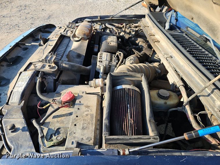 image for item LM9151 2002 Ford F250 Super Duty  SuperCab flatbed pickup truck