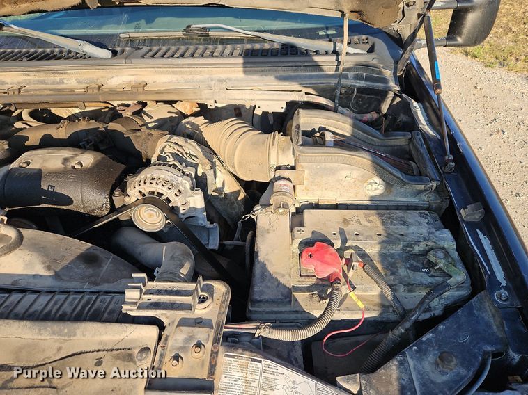 image for item LM9151 2002 Ford F250 Super Duty  SuperCab flatbed pickup truck