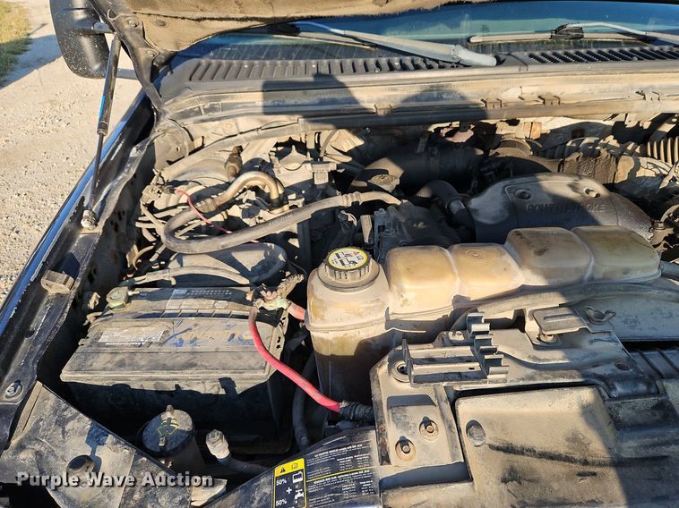 image for item LM9151 2002 Ford F250 Super Duty  SuperCab flatbed pickup truck