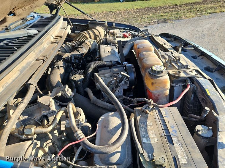 image for item LM9151 2002 Ford F250 Super Duty  SuperCab flatbed pickup truck