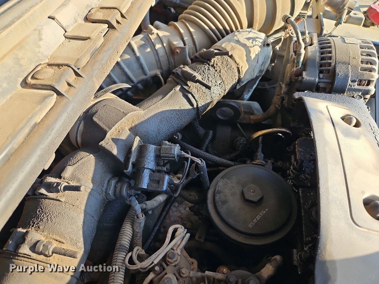 image for item LM9151 2002 Ford F250 Super Duty  SuperCab flatbed pickup truck