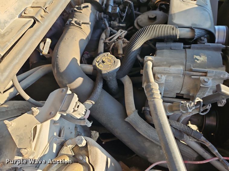 image for item LM9151 2002 Ford F250 Super Duty  SuperCab flatbed pickup truck