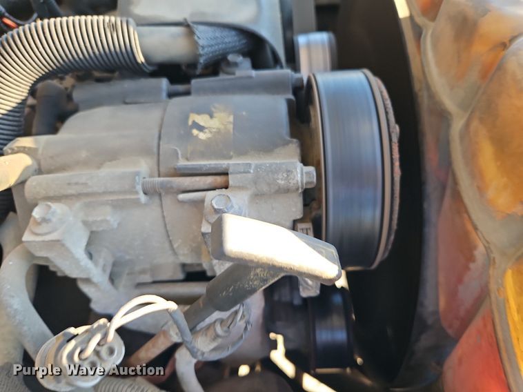 image for item LM9151 2002 Ford F250 Super Duty  SuperCab flatbed pickup truck