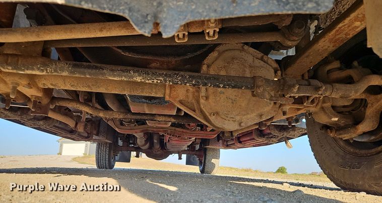 image for item LM9151 2002 Ford F250 Super Duty  SuperCab flatbed pickup truck