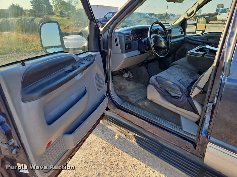 image for item LM9151 2002 Ford F250 Super Duty  SuperCab flatbed pickup truck