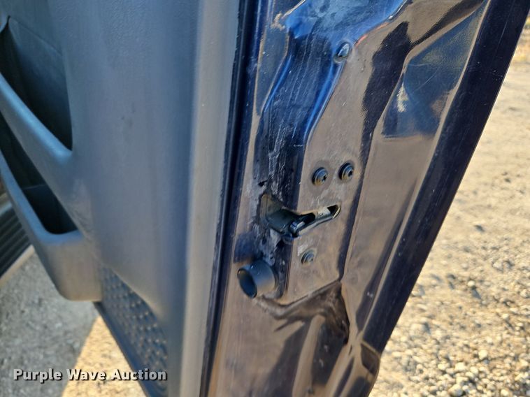 image for item LM9151 2002 Ford F250 Super Duty  SuperCab flatbed pickup truck