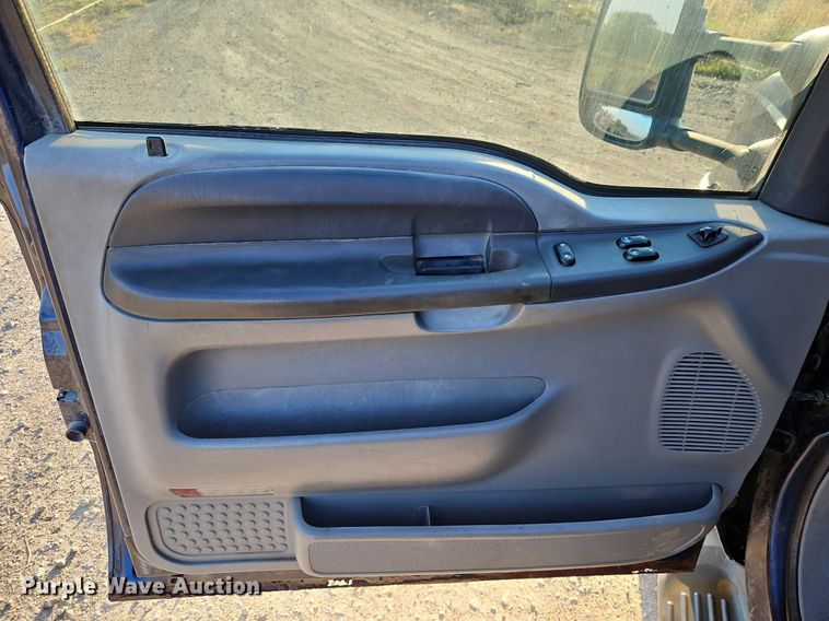 image for item LM9151 2002 Ford F250 Super Duty  SuperCab flatbed pickup truck